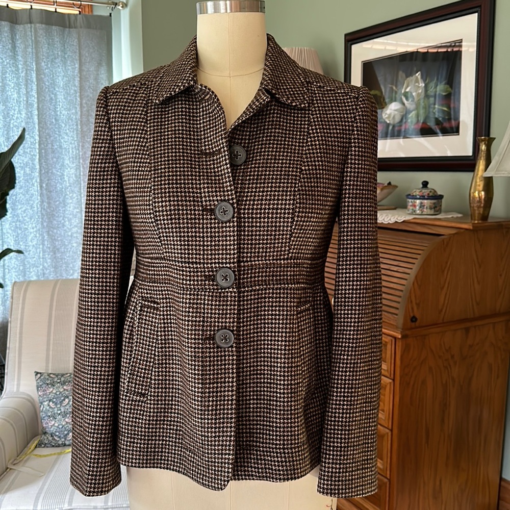 EUC Banana Republic blazer. Linen, wool and nylon blend. Size 8.
